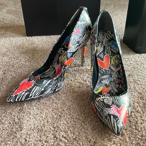 Guess Shoes Women's Heels Pointed-toe Pumps Graffiti Print black size 8.5
